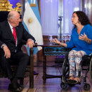 Kong Harald og Argentinas visepresident Gabriela Michetti i samtaler i Kongressen i Buenos Aires. Foto: Heiko Junge / NTB scanpix